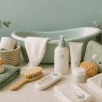Badezimmer-Set mit Badewanne, Pflegeprodukten und Wickelzubehör in Pastellgrün.